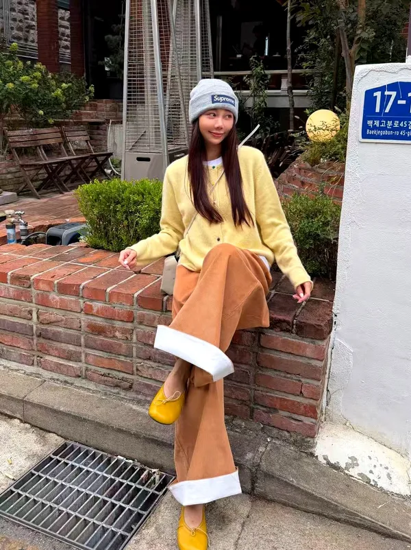 Stylish and Comfortable Women's Top, Soft Knit, Must-Have for Spring and Autumn