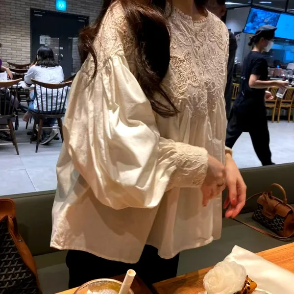 優雅刺繡設計襯衫，輕盈透氣，完美搭配