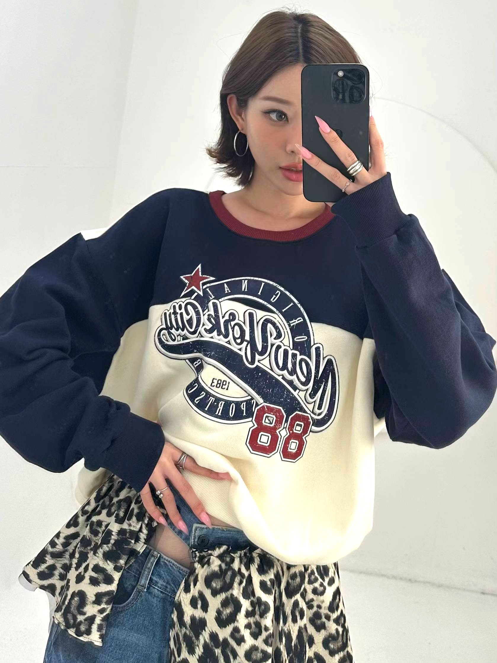 스타일리시한 캐주얼 후드티, 편안하고 다재다능한 봄가을 패션