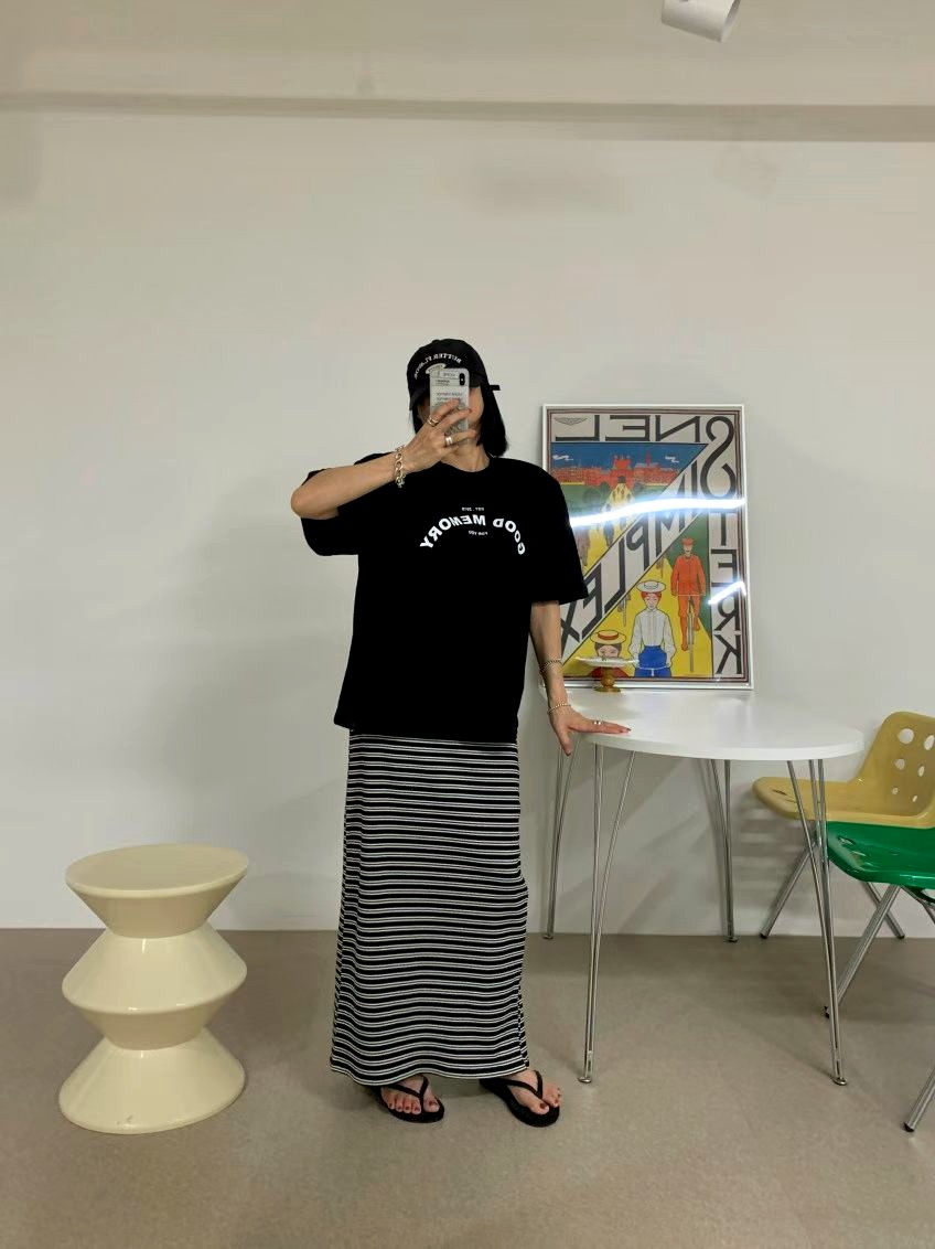 스타일리시 미니멀리스트 블랙 프린트 티셔츠