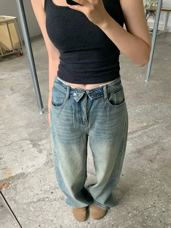 Fashionable Loose-Fit Denim Jeans for a Comfortable Casual Look