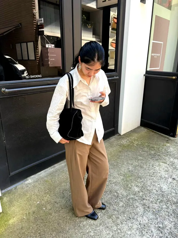 Stylish and Minimalist Women's Shirt - Elegant and Versatile