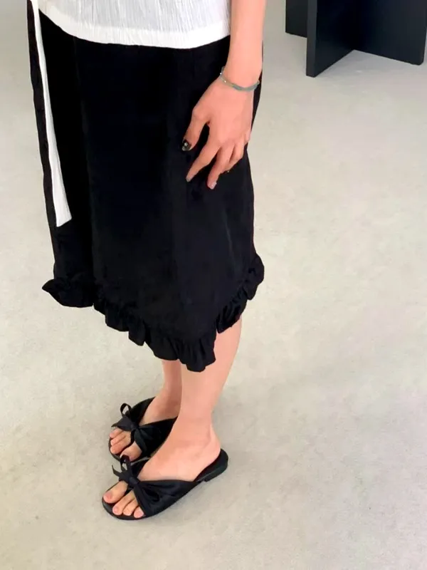 Stylish Black Flat Sandals - Comfortable and Breathable for Summer Outfits