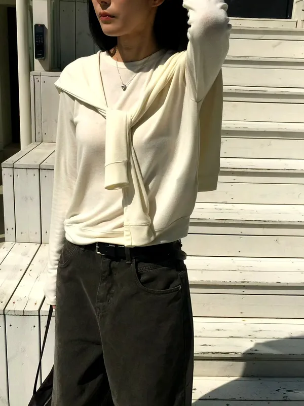 Stylish and Minimalist Women's Top, Comfortable and Breathable, Perfect for Spring and Autumn