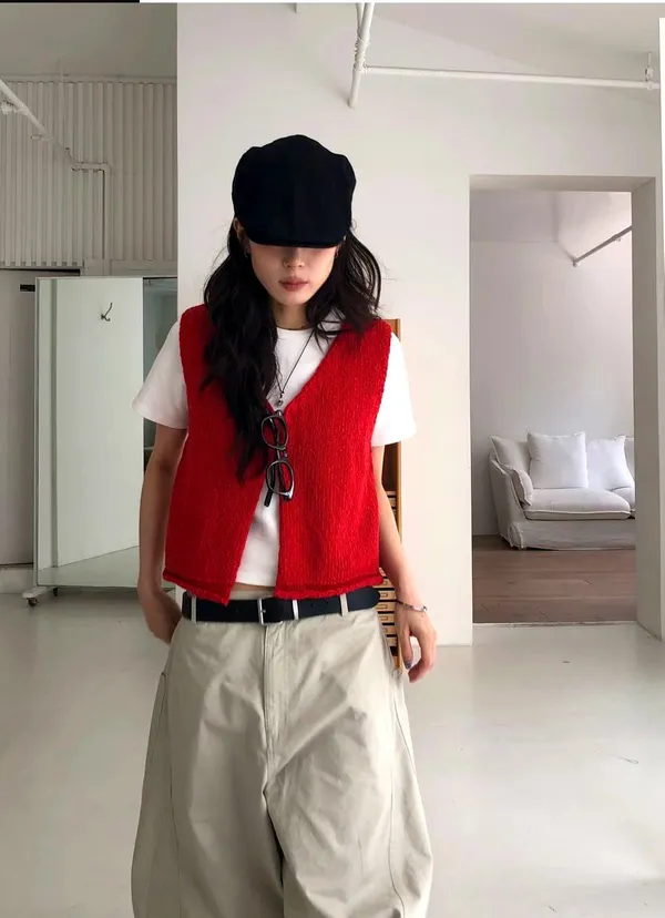 時尚紅色馬甲女裝外套，輕松搭配，展現個性