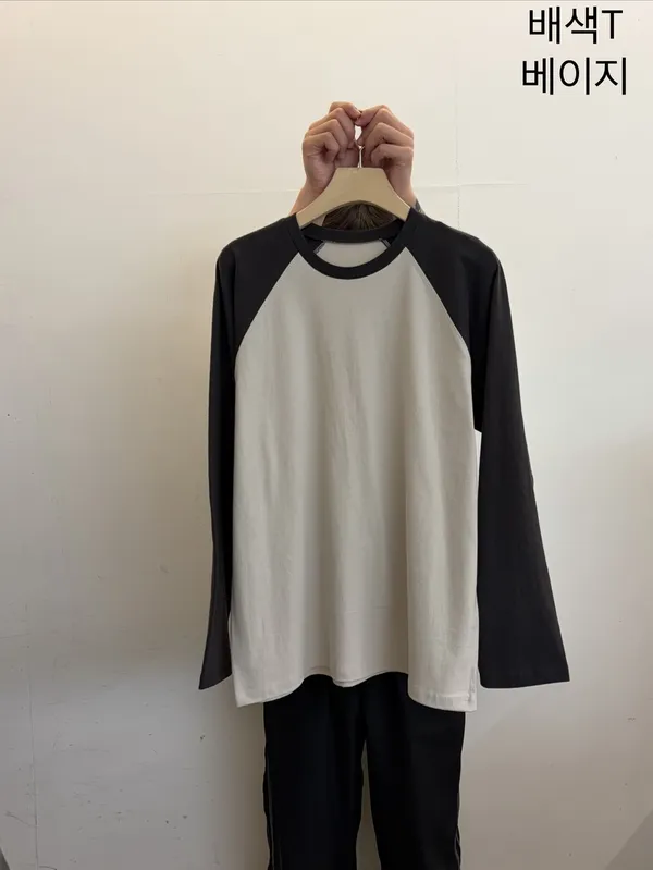 เสื้อยืดแขนยาวสองสีแบบมินิมอล - ใส่สบายและเข้ากันได้กับทุกชุด