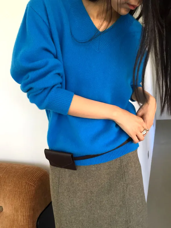 Stylish Blue Knit Top, Comfortable and Versatile