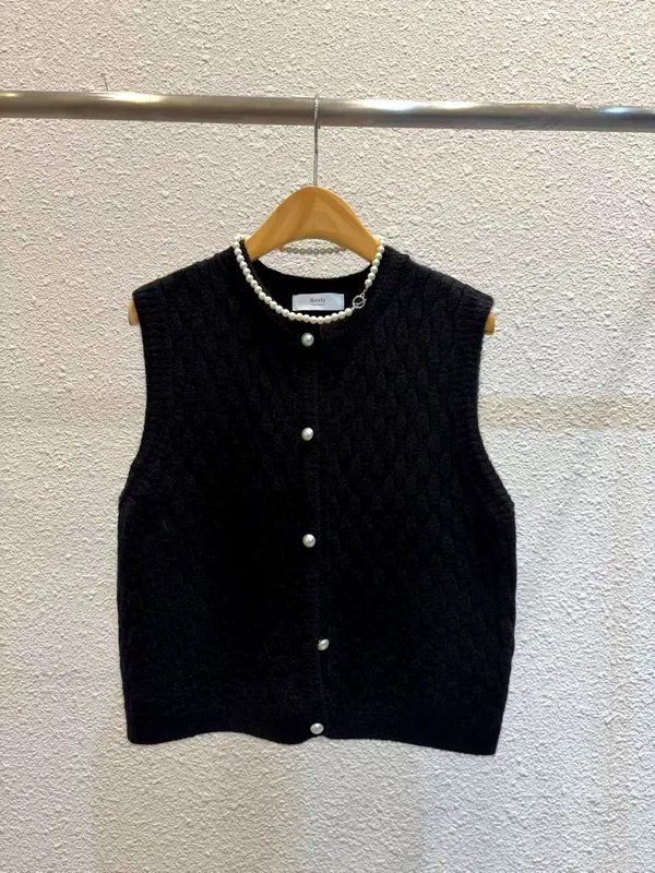 Stylish Knitted Vest, Elegant and Versatile, Perfect for Autumn and Winter