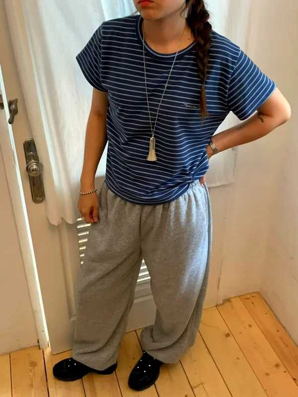 Simple striped sweatshirt, comfortable casual style.