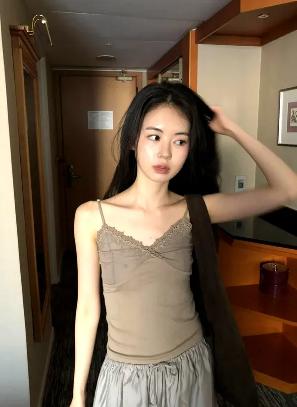 Áo 2 dây ren thanh lịch, sự kết hợp hoàn hảo cho mùa hè
