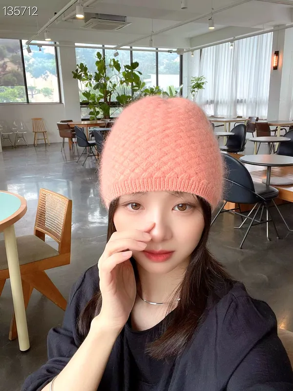 Stylish Women's Knit Hat - Warm, Comfortable, and a Winter Essential