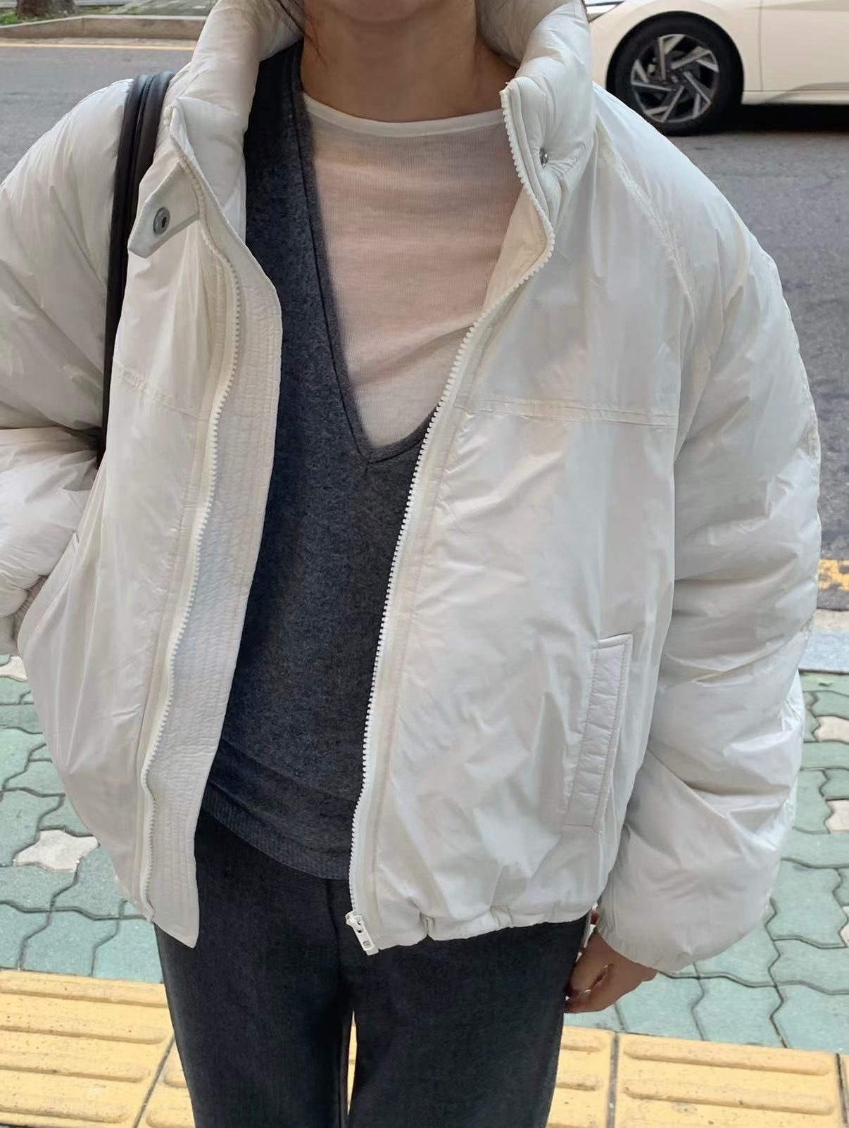 ์คํ์ผ๋ฆฌ์ํ๊ณ ๋ฏธ๋๋ฉํ ์ฌ์ฑ ๋ค์ด ์ฌํท, ๊ฐ๋ณ๊ณ ๋ฐ๋ปํ๋ฉฐ ๊ฐ์๊ณผ ๊ฒจ์ธ์ ์๋ฒฝํ ์กฐํฉ