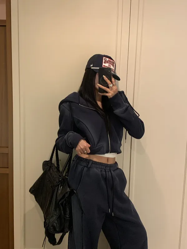 Stylish Casual Sports Suit - Comfortable and Versatile for Everyday Outings