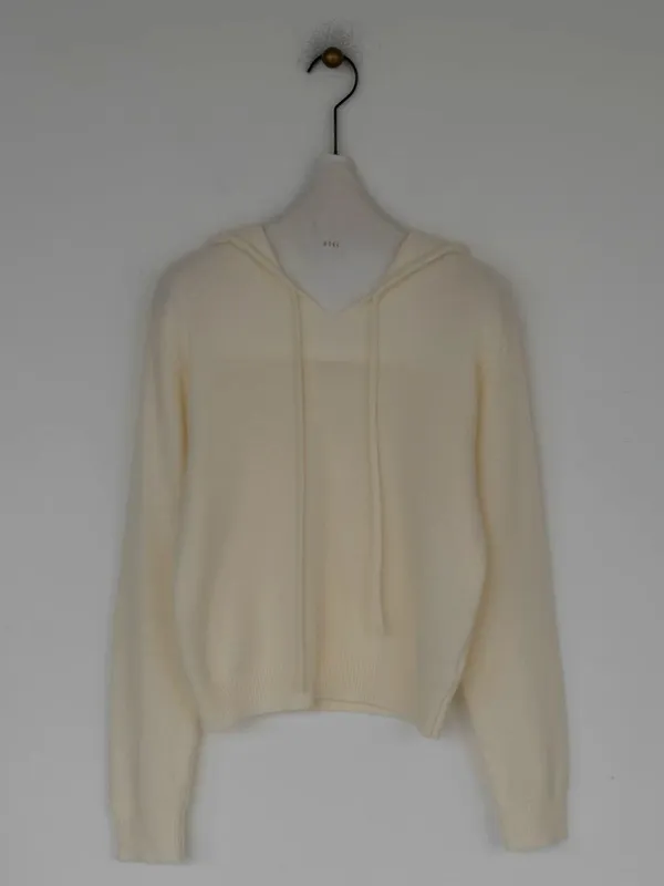 Stylish and Minimalist Women's Top for a Comfortable Casual Look