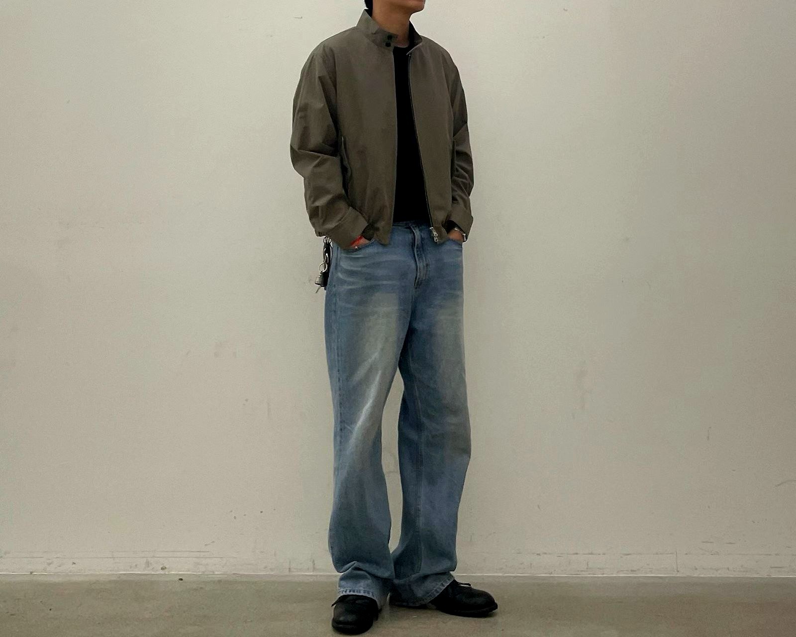 스타일리시한 남성 캐주얼 상의, 미니멀리스트 디자인, 완벽한 조화