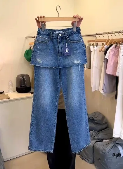Stylish Ripped Jeans - Casual and Versatile for Everyday Wear