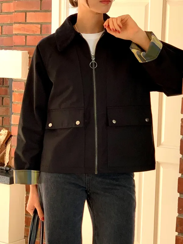 Stylish Versatile Women's Jacket - Minimalist Design for Perfect Pairing