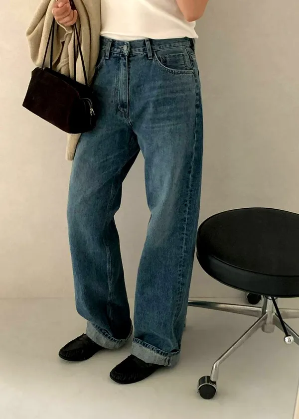 Stylish Loose-Fit Jeans: Comfortable and Versatile for a Perfect Casual Look