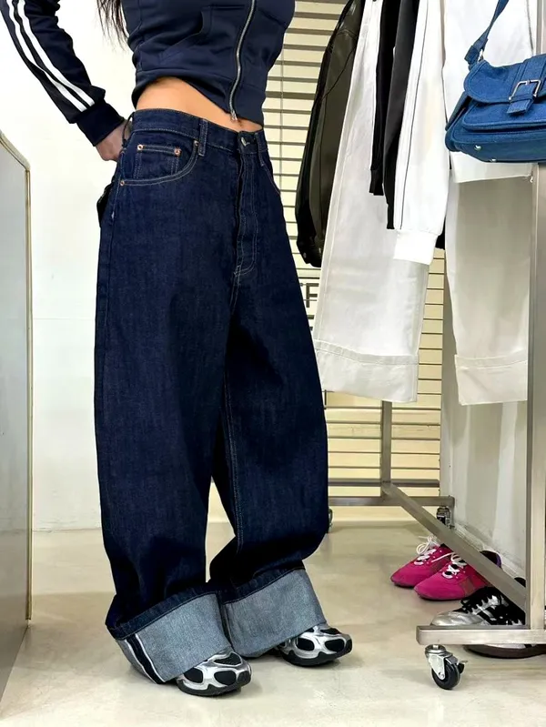 Fashionable Loose-Fit Jeans for a Comfortable Casual Look