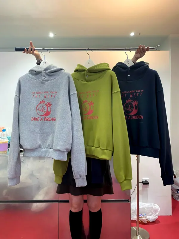 Fashionable and Comfortable Women's Hoodie, Loose-Fit Sweatshirt
