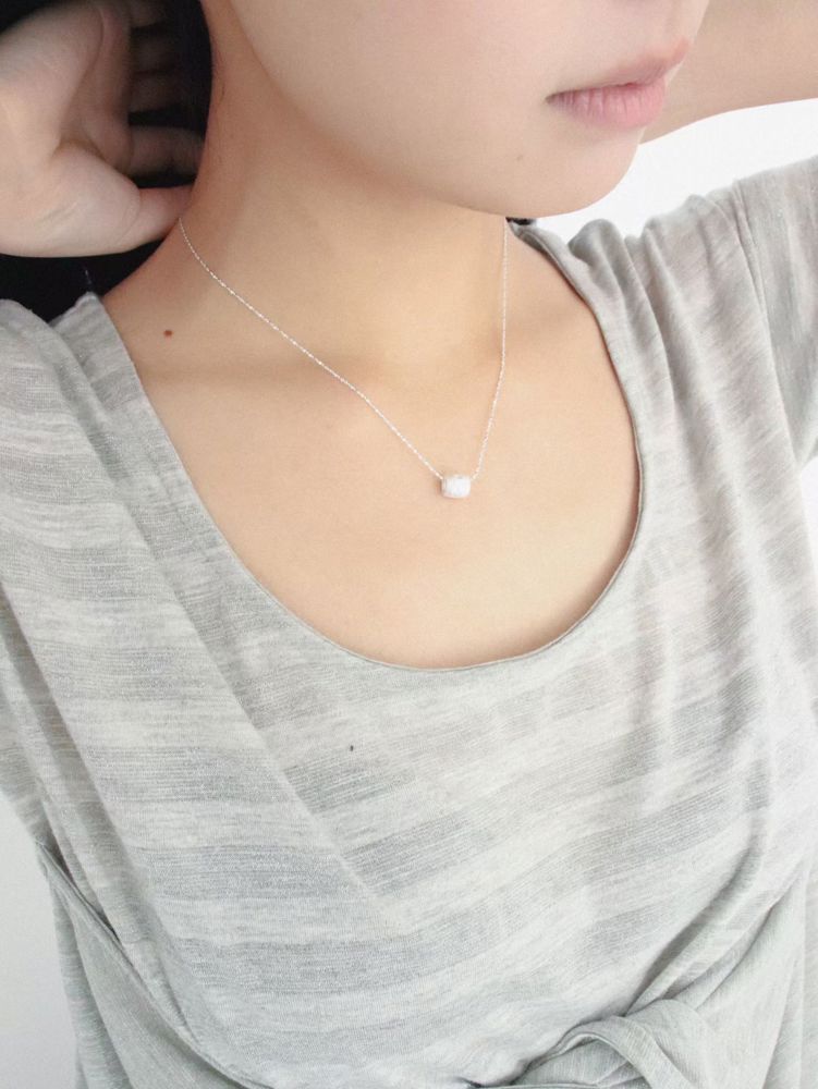 Stylish Minimalist Silver Necklace with Dazzling Crystal Pendant