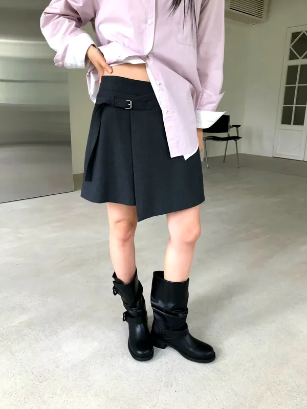 Stylish and Minimalist Women's Short Skirt, Elegant and Versatile