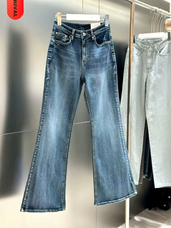 Fashionable Loose High-Waisted Jeans to Showcase Your Elegant Charm