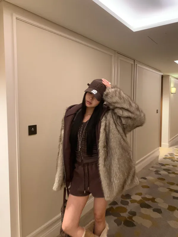 Chic and Elegant Women's Plush Jacket, Perfect for Any Outfit