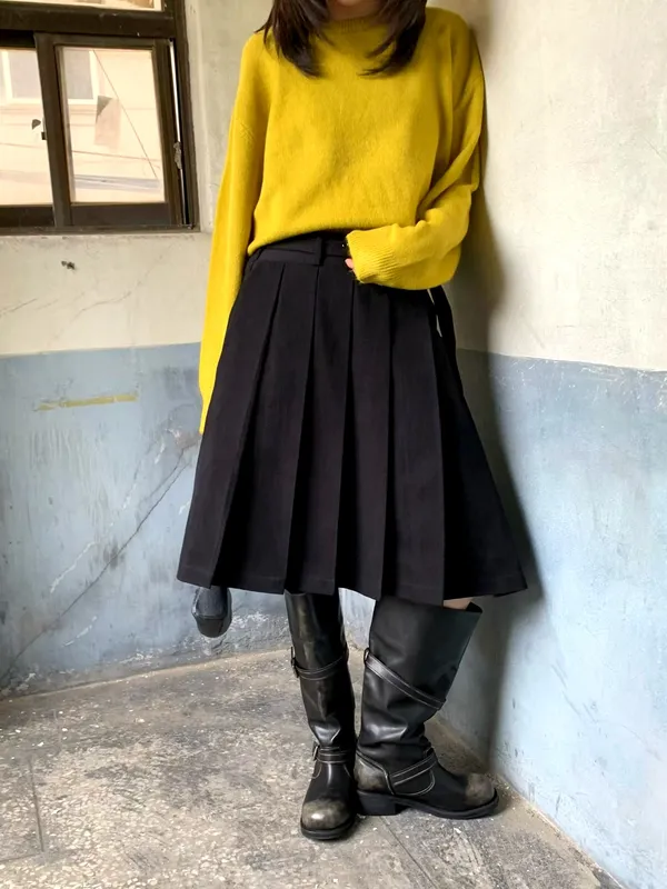 Elegant pleated skirt, showcasing charming temperament.