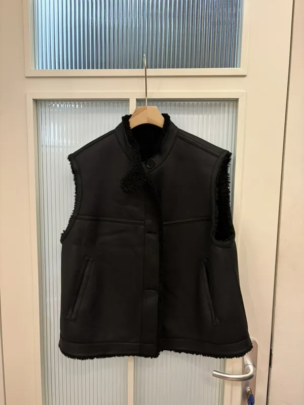 Stylish Black Sleeveless Jacket - Warm and Comfortable for Fall and Winter