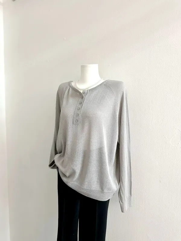Stylish and Minimalist Women's Top, Comfortable and Breathable Knitwear