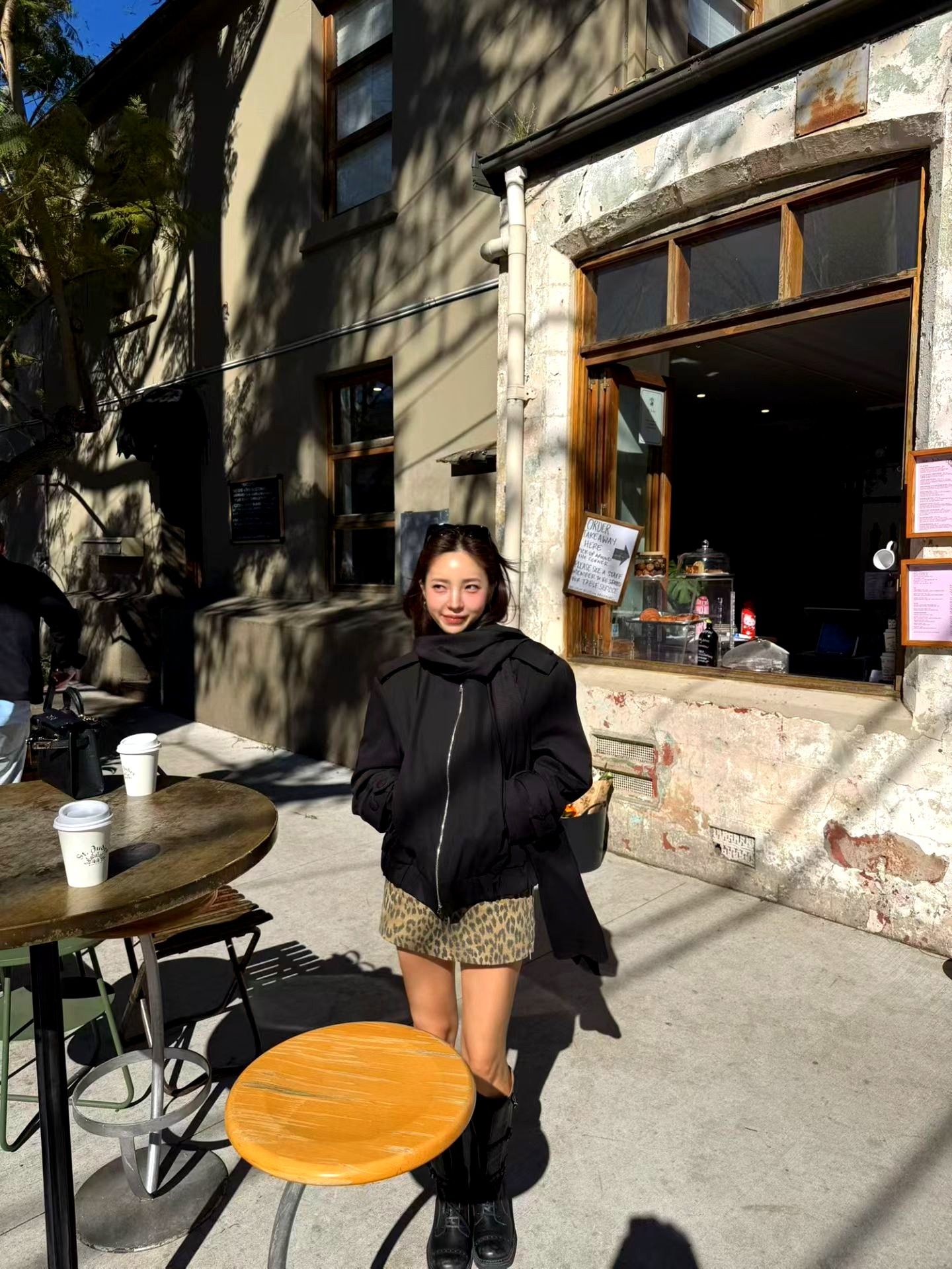 패셔너블한 표범 무늬 미니스커트, 우아한 매력을 드러내다