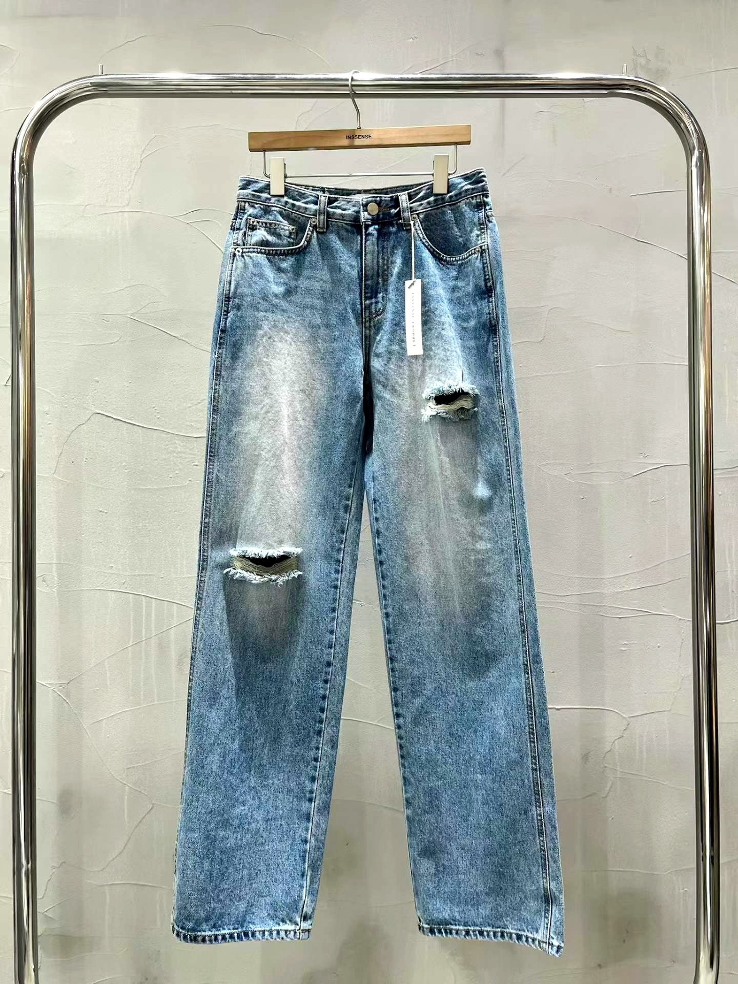스타일리시한 찢어진 청바지로 손쉽게 캐주얼 룩 완성하기