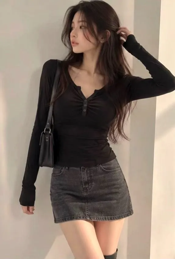 Stylish Versatile Black Long Sleeve T-Shirt with Elegant Slimming Design