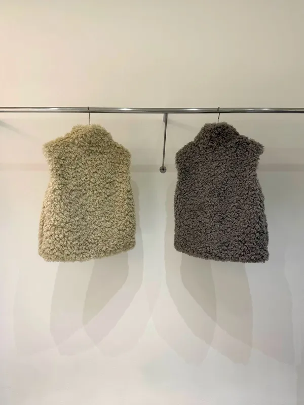 Warm and Cozy Women's Vest Jacket, A Must-Have for Fall and Winter
