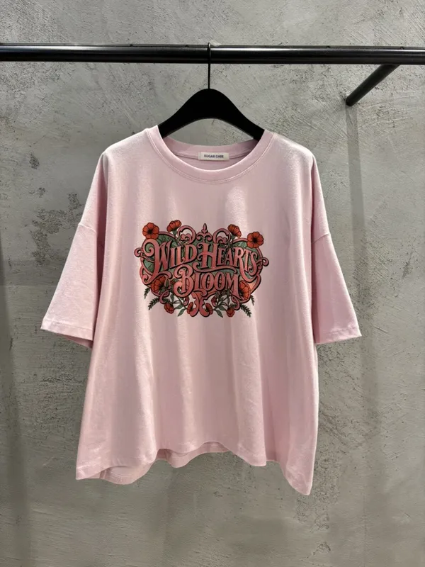 粉色印花寬松T恤，展現個性風格