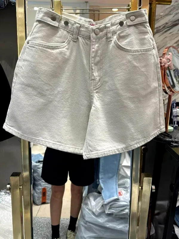 Stylish Versatile White Shorts, A Summer Essential