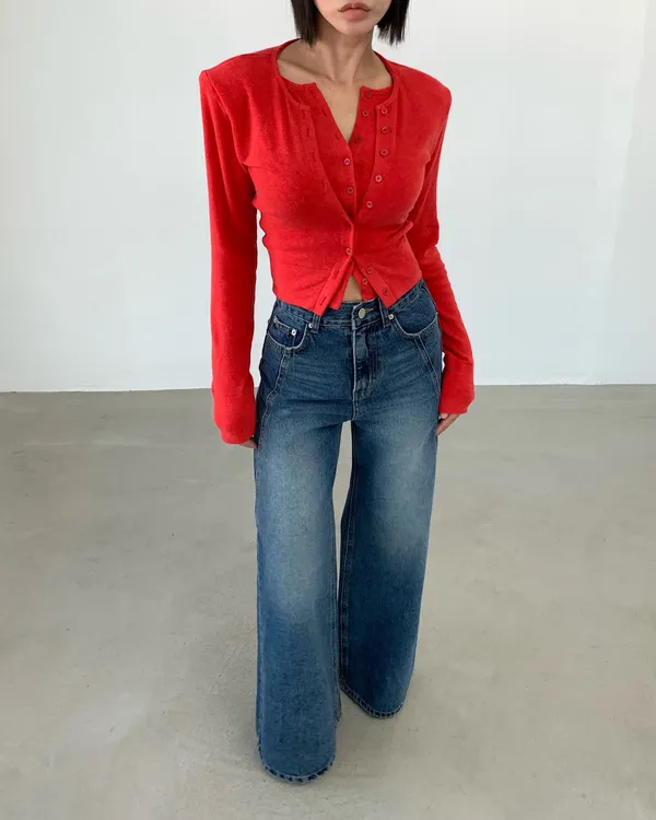 Red Knitted Cardigan Paired with High-Waisted Wide-Leg Jeans