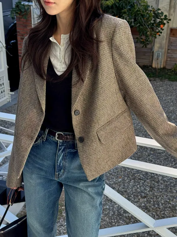 Stylish Plaid Women's Jacket - Elegant and Versatile