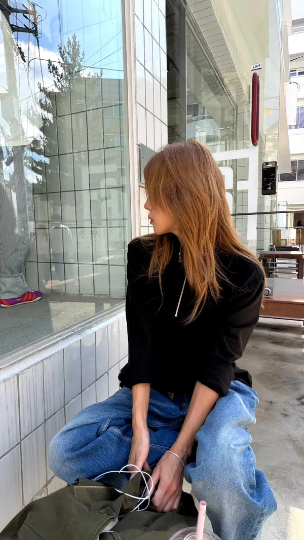 เสื้อท็อปผู้หญิงสีดำดีไซน์เรียบง่ายและทันสมัย - สวมใส่สบายและเข้ากันได้กับทุกชุด