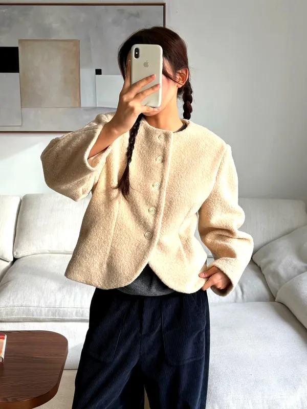 Elegant and Minimalist Women's Jacket - Comfortable and Versatile