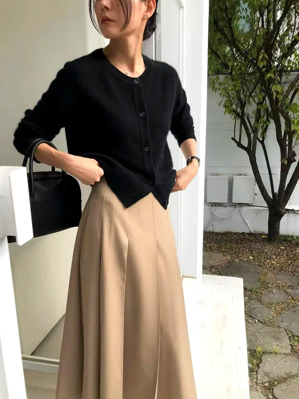 Kot Swaeter Hitam Minimalis yang Elegan - Bergaya dan Serbaguna