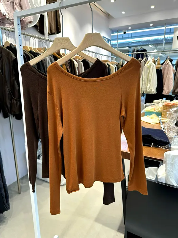 Stylish and Minimalist Women's Top with Comfortable Slim Fit Design