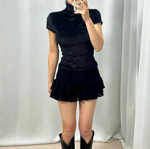 Áo thun ngắn tay cổ cao màu đen thời trang, tôn lên vẻ thanh lịch