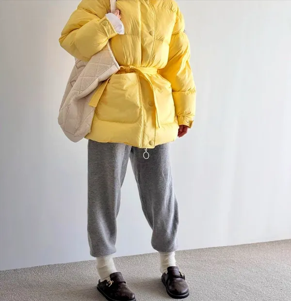 時尚亮眼黃色羽絨服，保暖又顯氣質