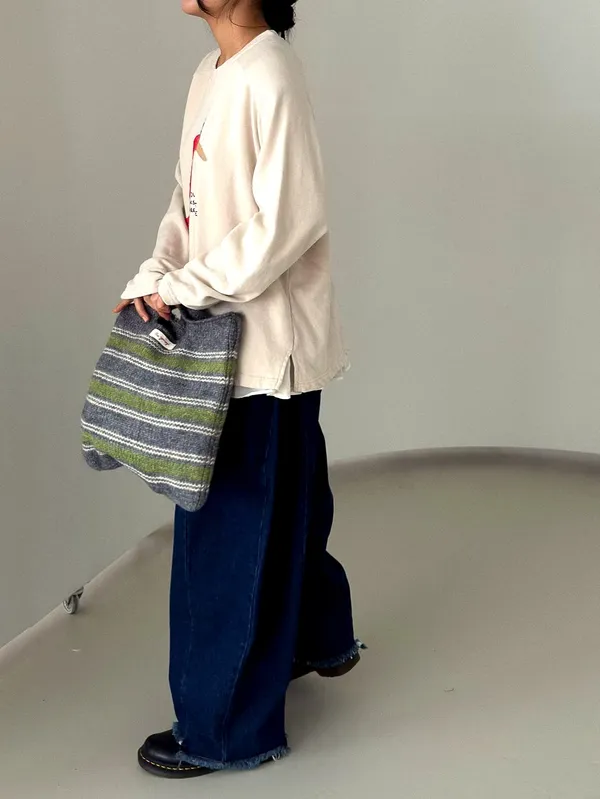 Stylish Striped Women's Bag with Comfortable Handle Design