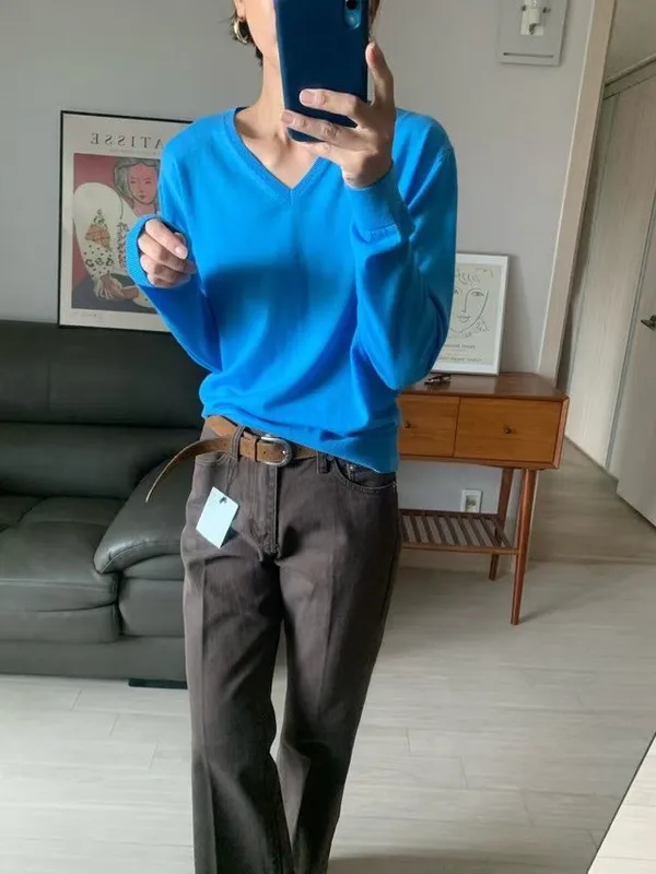 Stylish V-Neck Knit Sweater - Comfortable and Breathable for Perfect Pairing