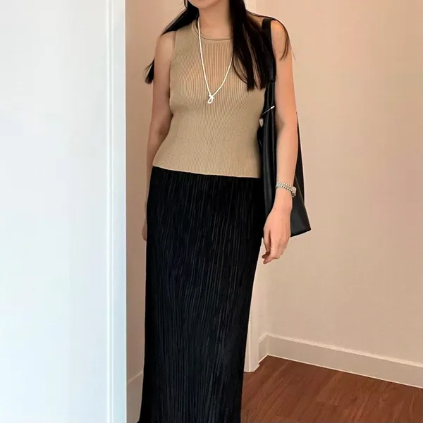 Stylish and Minimalist Women's Knit Top - Comfortable and Fitted