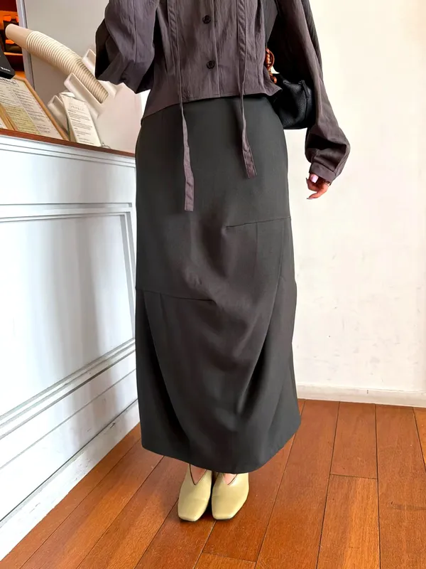 Elegant Women's Midi Skirt, Minimalist Design for Various Occasions