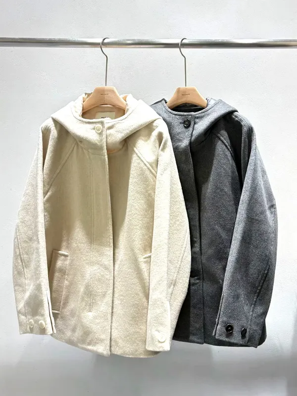 Stylish and Minimalist Women's Coat - Warm and Comfortable